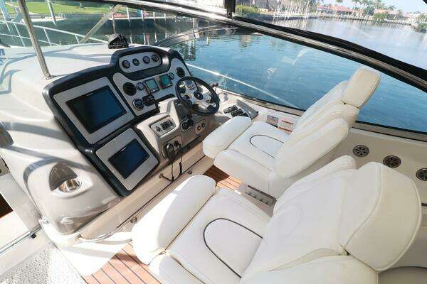 Cruisers 520 Express Yacht For Sale