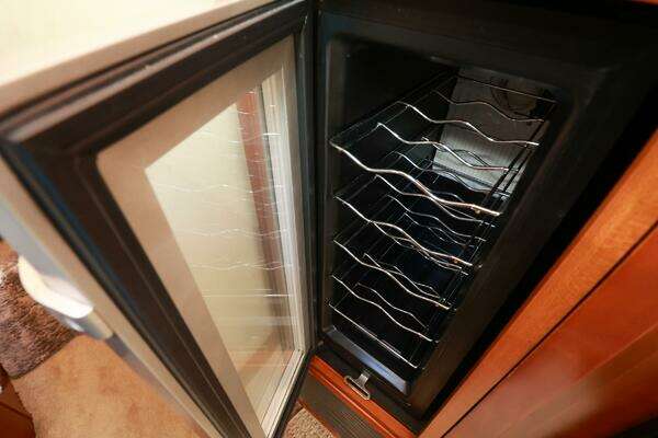 Cruisers 520 Express Yacht For Sale