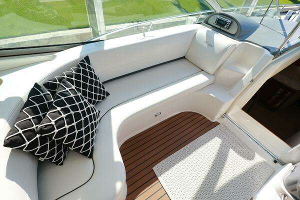 Cruisers 520 Express Yacht For Sale