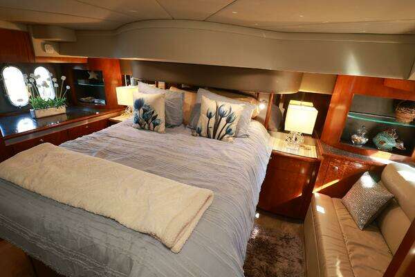 Cruisers 520 Express Yacht For Sale