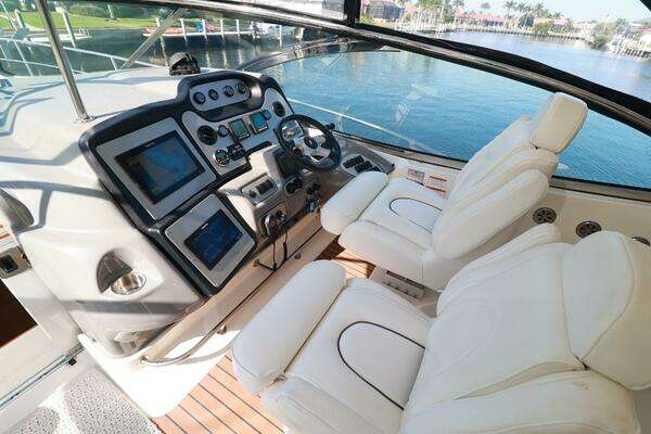 Cruisers 520 Express Yacht For Sale