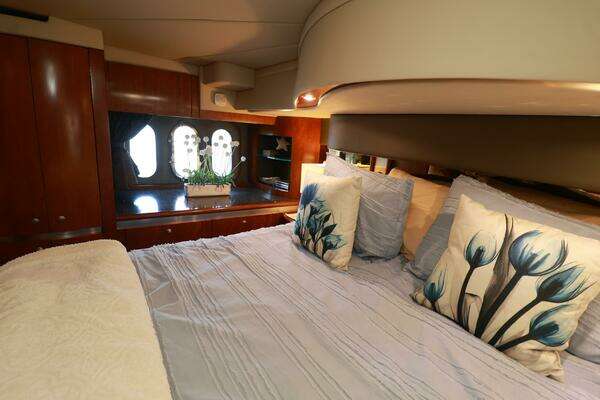 Cruisers 520 Express Yacht For Sale