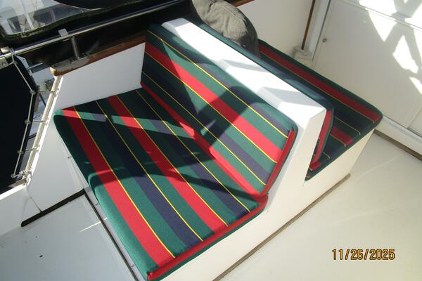 42' Grand Banks flybridge port seating2