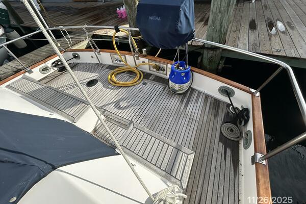 42' Grand Banks aftdeck1