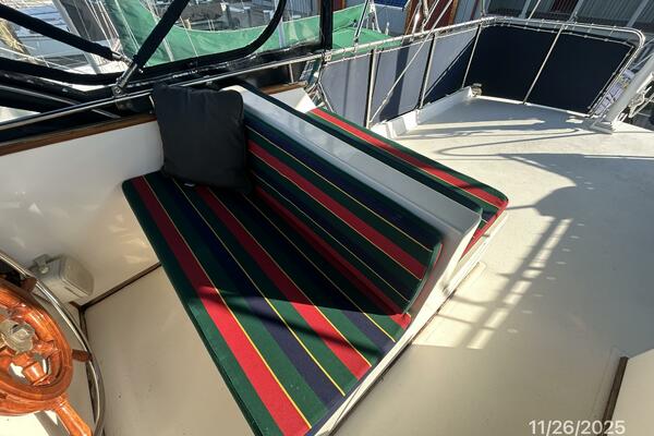 42' Grand Banks flybridge starboard seating1