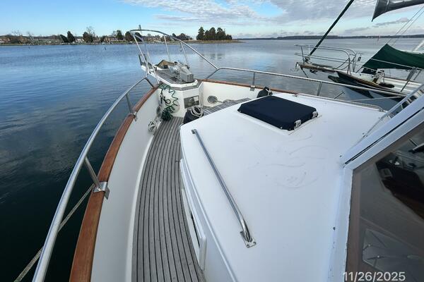 42' Grand Banks foredeck2
