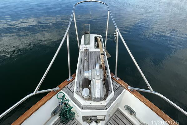 42' Grand Banks anchor windlass1