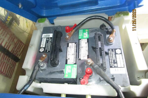 42' Grand Banks battery bank4