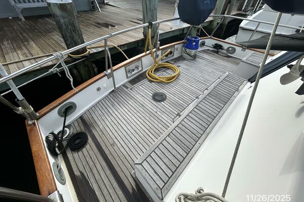 42' Grand Banks aftdeck2