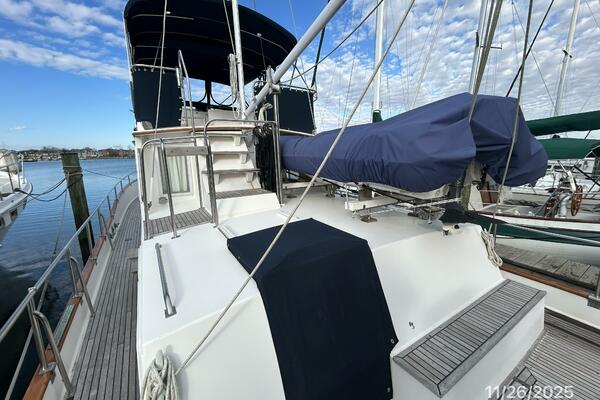 42' Grand Banks trunk cabin forward