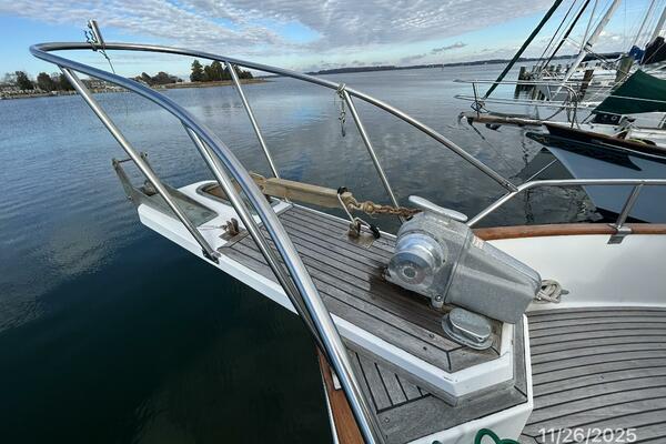 42' Grand Banks achor windlass2