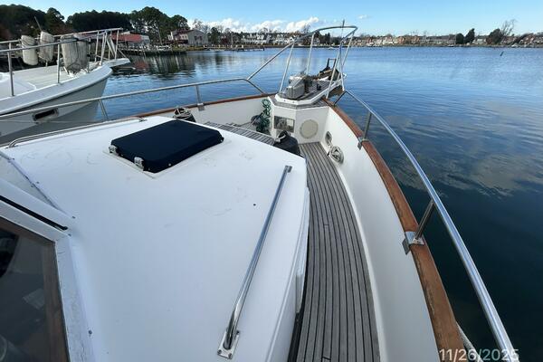 42' Grand Banks foredeck1