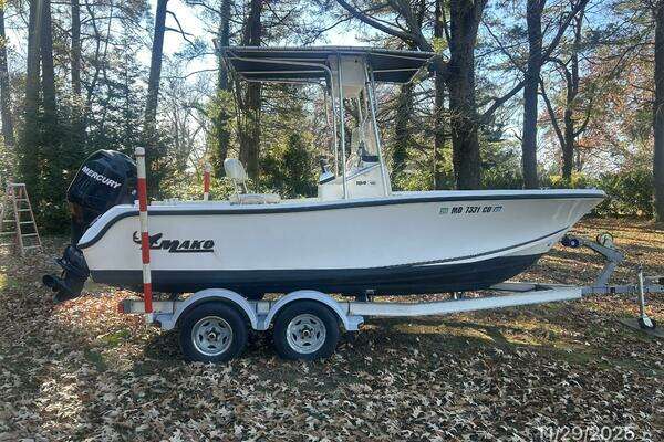 Photo of the 2010 Mako 184