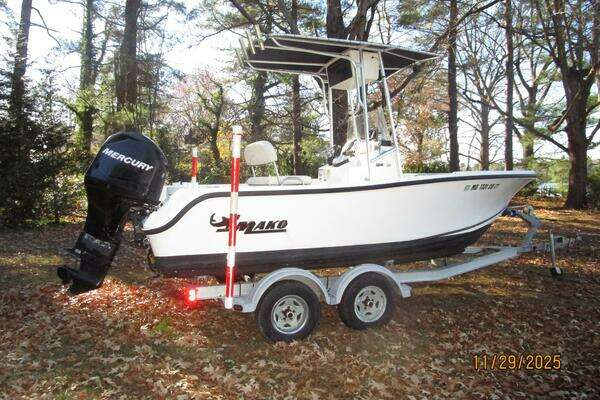 Photo of the 2010 Mako 184