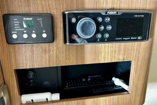 28ft Boston Whaler Yacht For Sale