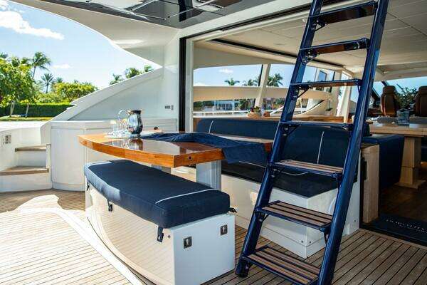 2013 Pershing 82