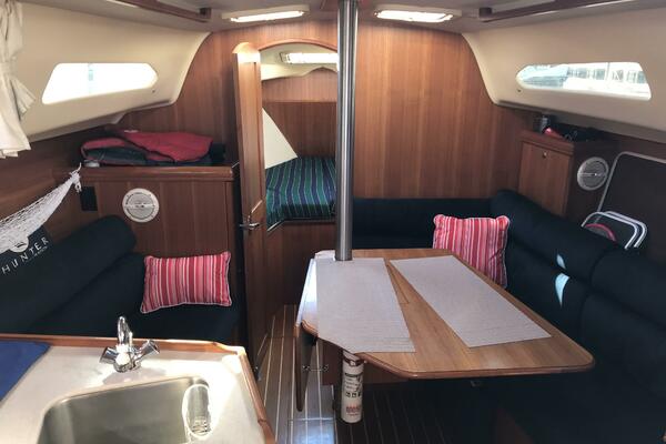 Sono 30ft Hunter Yacht For Sale