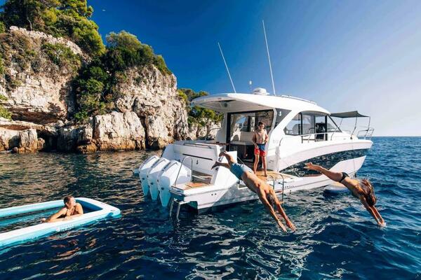 Antares 12 Coupe Exterior 1_0.jpg