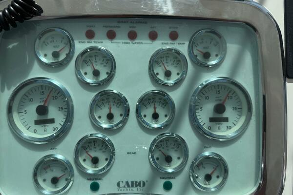 Cabo 45 EMMA - Cockpit Helm