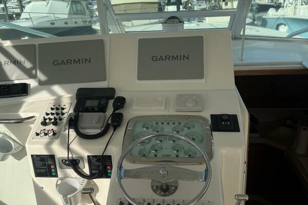 Cabo 45 EMMA - Cockpit Helm