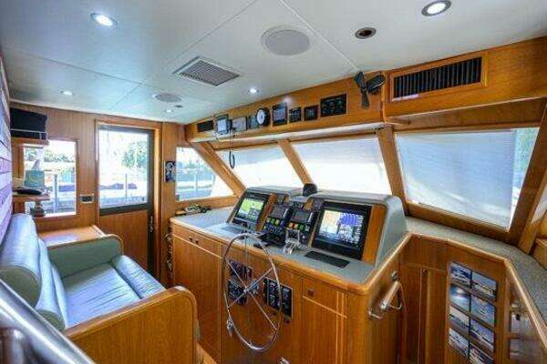 Hatteras 70 Cockpit Yacht For Sale
