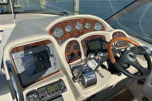 Photo of the 2006 Sea Ray 320 Sundancer