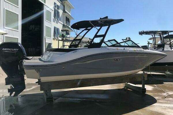 Photo of the 2022 Sea Ray SPX 190 OB
