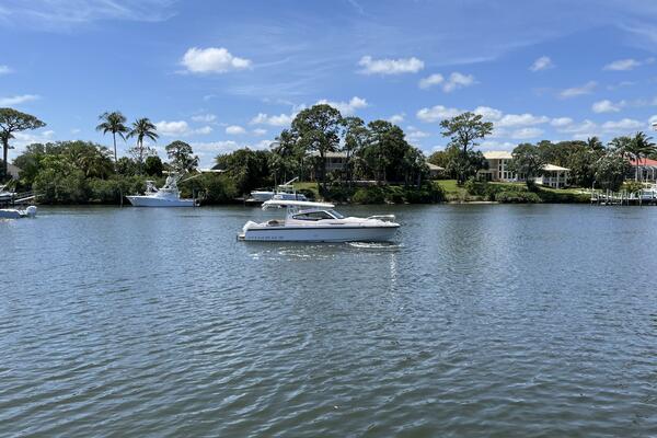 30ft Nimbus Yacht For Sale