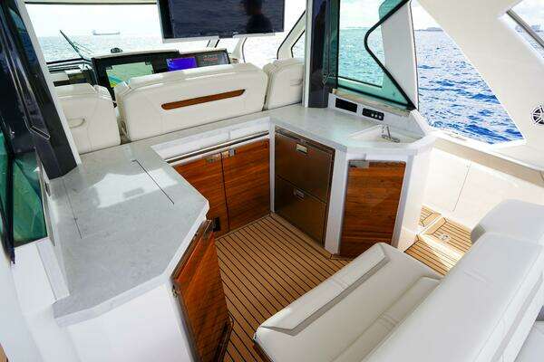 Tiara Yachts 48 LS Yacht For Sale