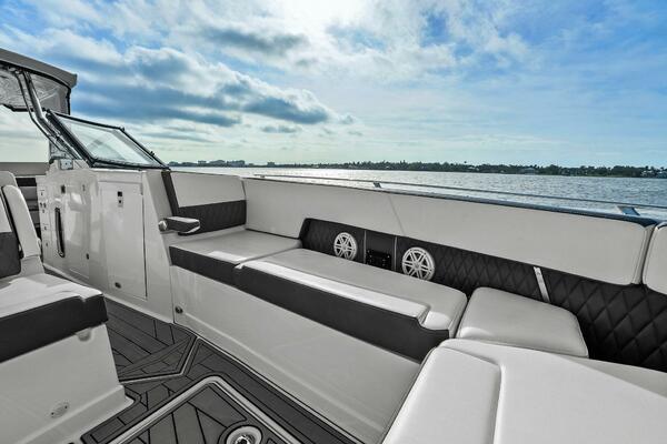2023 Monterey 385 SS - Foredeck Seating