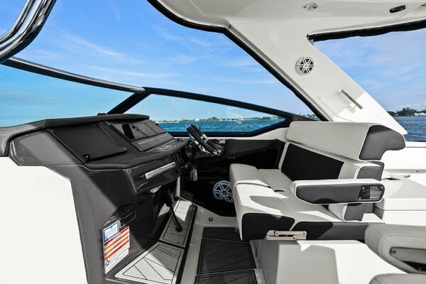 2023 Monterey 385 SS - Helm