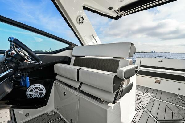 2023 Monterey 385 SS - Helm