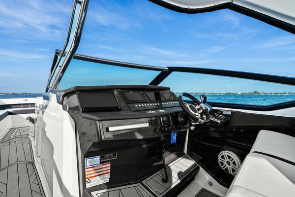 2023 Monterey 385 SS - Helm