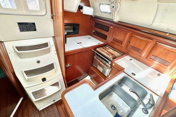 Photo of the 2000 Beneteau 361 "Carina"