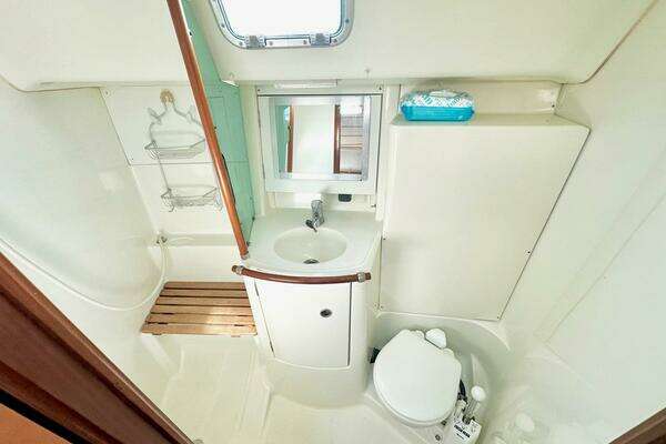 Photo of the 2000 Beneteau 361 "Carina"