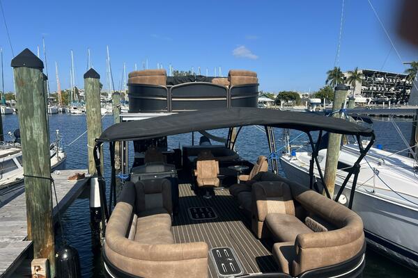 2023 Premier 35 330 Escalante