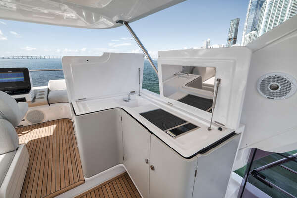 Azimut FLYBRIDGE Yacht For Sale