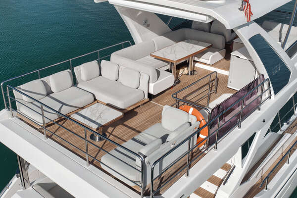 Azimut FLYBRIDGE Yacht For Sale