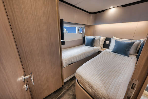 Azimut FLYBRIDGE Yacht For Sale