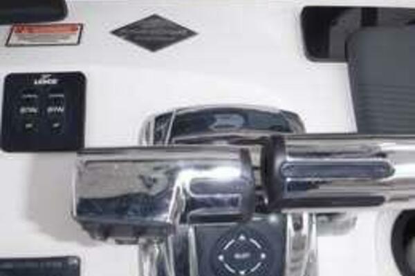 32ft Boston Whaler Yacht For Sale