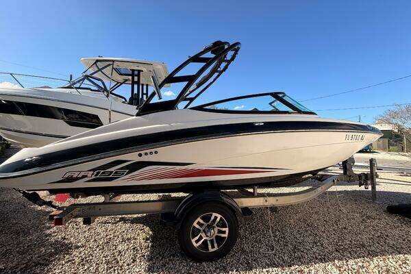 Photo of the 2017 Yamaha Boats AR195