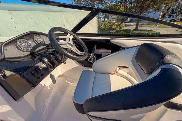 Photo of the 2017 Yamaha Boats AR195