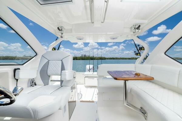 32ft Pursuit Yacht For Sale