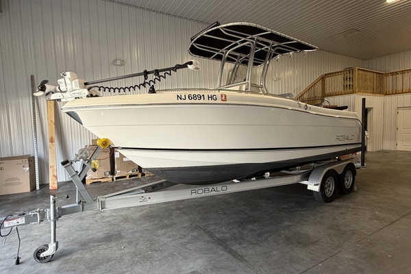 Photo of the 2015 Robalo R222 Center Console