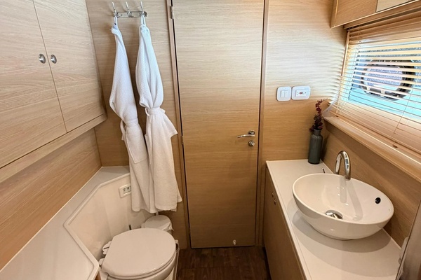 54ft Aquila Yacht For Sale