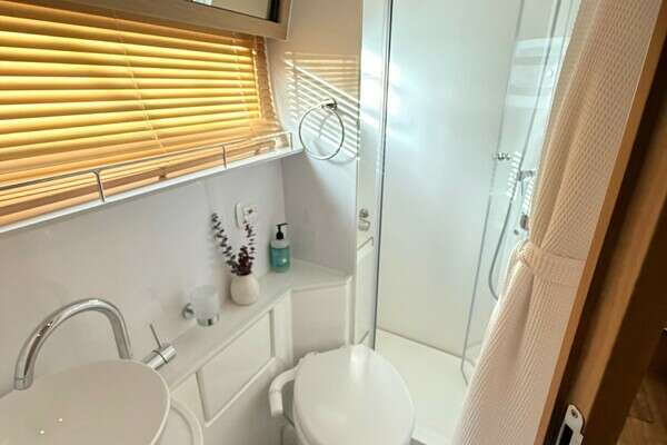 Aquila 54 Yacht For Sale