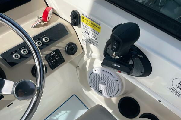 23ft Boston Whaler Yacht For Sale