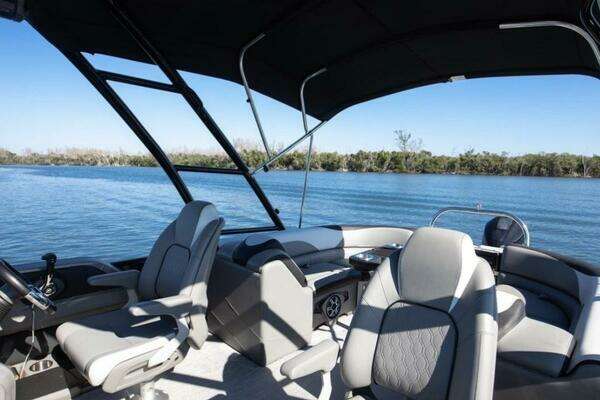 Photo of the 2021 Avalon LSZ Quad Lounger 24