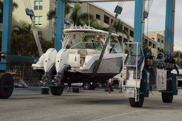 Boston Whaler 320 Vantage Yacht For Sale