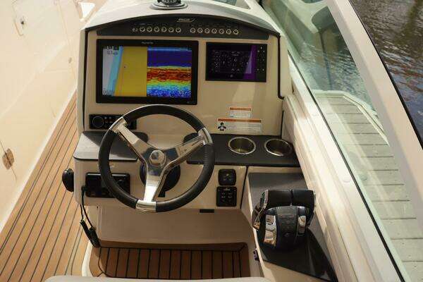 Boston Whaler 320 Vantage Yacht For Sale